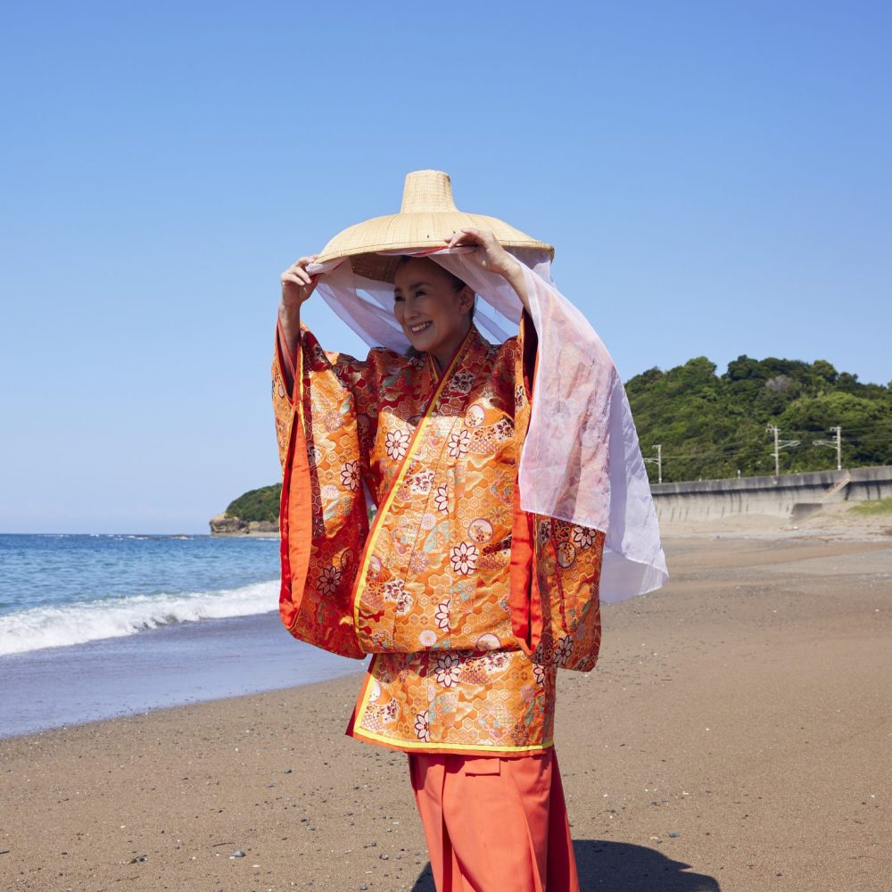 Knotbito-walk along the Kumano Kodo overlooking the sea with Nagi-san